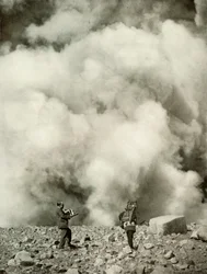 Fumaça e vapor subindo da cratera de Asamas após a explosão, 1910.