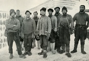 Os Depôt Laying e os partidos ocidentais em seu retorno a Cape Evans, 13 de abril de 1911, 1913.
