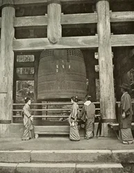 O Grande Sino no Templo Chio-In, 1910.