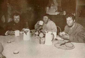 Wilson, Bowers e Cherry-Garrard em seu retorno de Cape Crozier, 1 de agosto de 1911, 1913