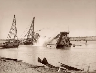 Explosão de uma draga colocada num canal.