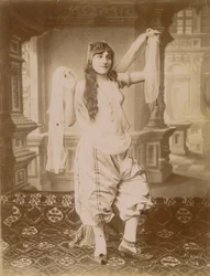 Mulher em traje exótico