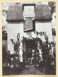 Bayard, Devant sa Maison