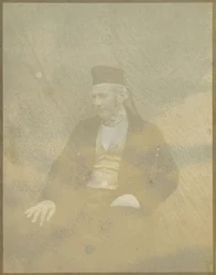 [Retrato de um homem sentado com um boné].