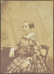 [Retrato de uma mulher sentada].