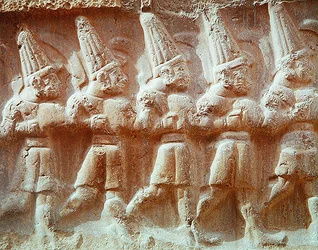 Detalhe da procissão dos Deuses Armados (pedra)