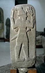 Civilização hitita: estela em basalto do deus da tempestade. Império neo-hitita. Século IX a.C. Da Babilónia. Dimensões 141 cm. Museu Arqueológico de Istambul