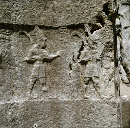Baixo relevo com dois caracteres. Por volta de 1250-1220 BC.