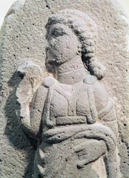Relevo retratando uma mulher hitita em trajes tradicionais, da Síria, c.1300-1200 aC