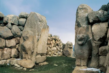 Vista da Porta dos Leões, uma das cinco entradas do recinto da antiga capital do Império Hitita em Hattusha, actual Boğazkale, Turquia