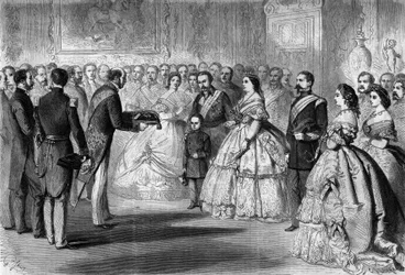 A Rainha Isabel II de Espanha (Isabel de Bourbon) (1830-1904) recebeu o grande cordão da Legião de Honra em nome do seu filho, o Príncipe das Astúrias. Estão presentes: Napoleão III (1808-1873) e Príncipe Imperial (1856-1879)