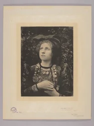 Retrato de uma menina em traje decorativo