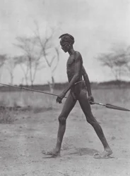 África: Guerreiro Dinka com lança (fotografia a preto e branco)