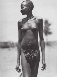 África: Rapariga Djur, Sudão (fotografia a preto e branco)