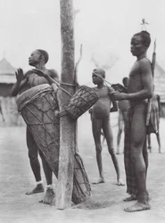 África: Homens Moru a tocar tambores (fotografia a preto e branco)