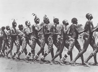 África: Mulheres Nuba a dançar (fotografia a preto e branco)