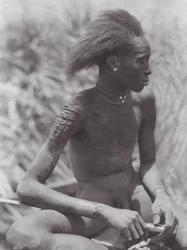 África: Nuer com o cabelo pintado de vermelho (fotografia a preto e branco)