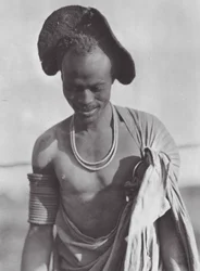 África: Guerreiro Shilluk com penteado com capuz (fotografia a preto e branco)