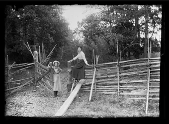Lilli e Elsa Simberg na varanda junto à estrada de Niskapohja