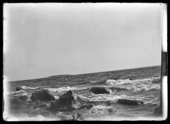 Paisagem marítima de Selkäranta, a ilha de Mensi à distância