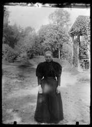 Mulher no pátio da Villa Branca