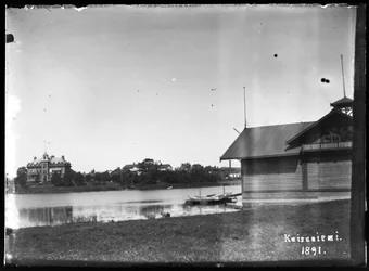 À direita, o pavilhão do clube de remo em Kaisaniemi; à esquerda, a casa do proprietário da fábrica, Rieks