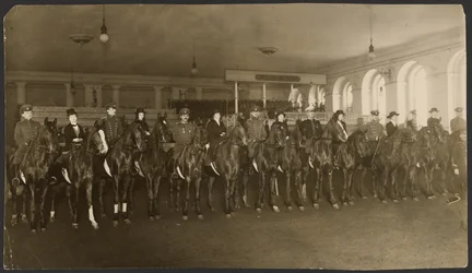 Concurso de equitação no Milchailovsky Manege (Escola de Equitação) de S. Petersburgo: a ronda das senhoras.