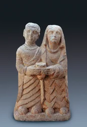 Arte antiga: casal a levar uma oferenda. Escultura em pedra, século III a.C. Museu Arqueológico Nacional de Madrid.