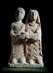 Arte ibérica: estatueta de um casal a fazer uma oferenda. Escultura proveniente de Cerro de los Santos, Albacete, Espanha. Séculos IV-II a.C. Madrid, Museo Arqueológico Nacional