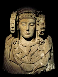 Civilização ibérica: a Dama de Elche - século VI a.C., proveniente do sítio de La Alcudia, Elche - conservada em Madrid, Museu Arqueológico Nacional - a Dama de Elche ou Dama de Elx - escultura de calcário pintado, século VI a.C., arte ibérica - Museu