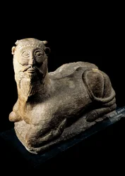 Arte ibérica: «Bicha de Balazote», um touro com cabeça humana. Escultura em pedra proveniente de Albacete, Espanha. Século V a.C. Museu Arqueológico Nacional, Madrid