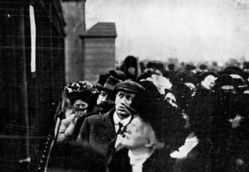 Notificação oficial da morte do rei Eduardo, publicada fora do Palácio de Buckingham, 1910.