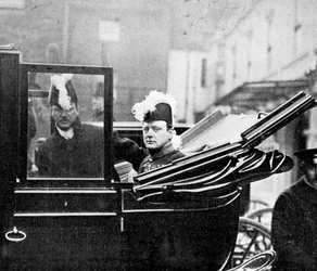 O Conselho Privado, Winston Churchill a sair do palácio. A apreensão de uma nação, 1910.