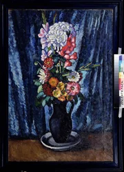 Bando de FLowers num jarro preto sobre o fundo azul. Pintura de Ilya Ivanovich Mashkov (Ilia Machkov, Matchkov) (1881-1944), óleo sobre tela 1916. Arte russa, natureza morta, início do século XX. Região