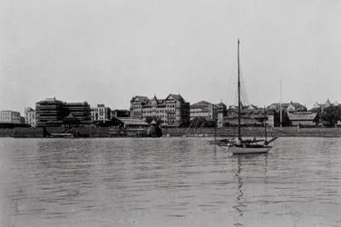 Índia: Uma vista de Bombaim a partir do porto (fotografia a preto e branco)