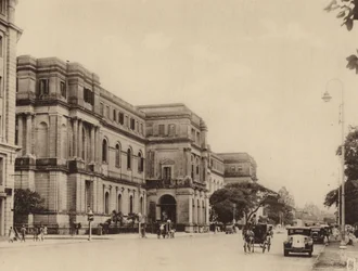 O Museu Indiano e a Chowringhee Road virados para sul (fotografia a preto e branco)