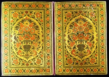Um par de capas de livros de laca decoradas com um design floral, com um vaso de flores e tentilhões no centro, século XVIII