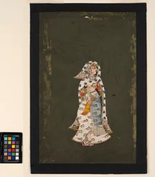 Uma mulher de pé com sari branco de padrão floral, uma capa de padrão de penas de pavão