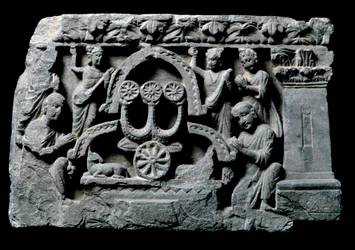Arte de Gandhara (ou Greco-Buddhismo): "Buda em oração" o milagre Sravasti (Shravasti ou Savatthi) (Buda em oração, o milagre do Sravasti) Alívio da Escola de Gandhara - Século II ao IV - Museu Indiano, Calcutá Índia