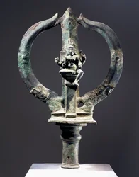 Tridente de bronze com figura de Mariyammai, deusa da varíola transportada em procissões durante epidemias, civilização indiana