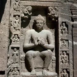 Buda, estátua esculpida na caverna 19