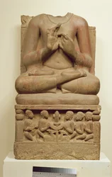 Escultura de Buda na atitude de pregar um sermão, Sarnath, Uttar Pradesh, século 5 (arenito)