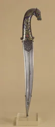Adaga com uma alça de cabeça de cavalo (metal)