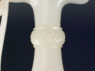 Detalhe da alça de punhal com desenho floral (nefrita)