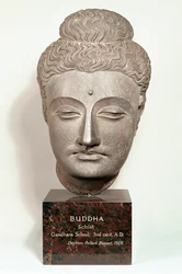 Cabeça de uma estátua do Buda, de Gandhara, noroeste da Índia (cinza xisto)