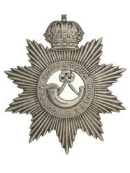 Crachá de capacete, rifles voluntários de Bombaim, 1877-1901
