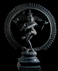 Hinduísmo: representação do deus Shiva Nataraja, deus da dança (Shiva Nataraja, senhor da dança). Escultura em bronze, século XII. Calcutá, Museu Indiano