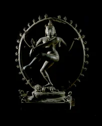 Hinduísmo: representação do deus Shiva Nataraja, deus da dança (Shiva Nataraja, senhor da dança) Escultura de bronze do século XII (século XII) Calcutá, museu indiano