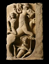 Arte Indiana: Griffon com dois guerreiros. Dinastia Gupta (320-600 d.C.) De Saranath.