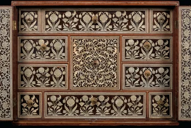 Gabinete Mughal, Gujarat ou Sindh, Índia Ocidental (madeira incrustada em marfim)